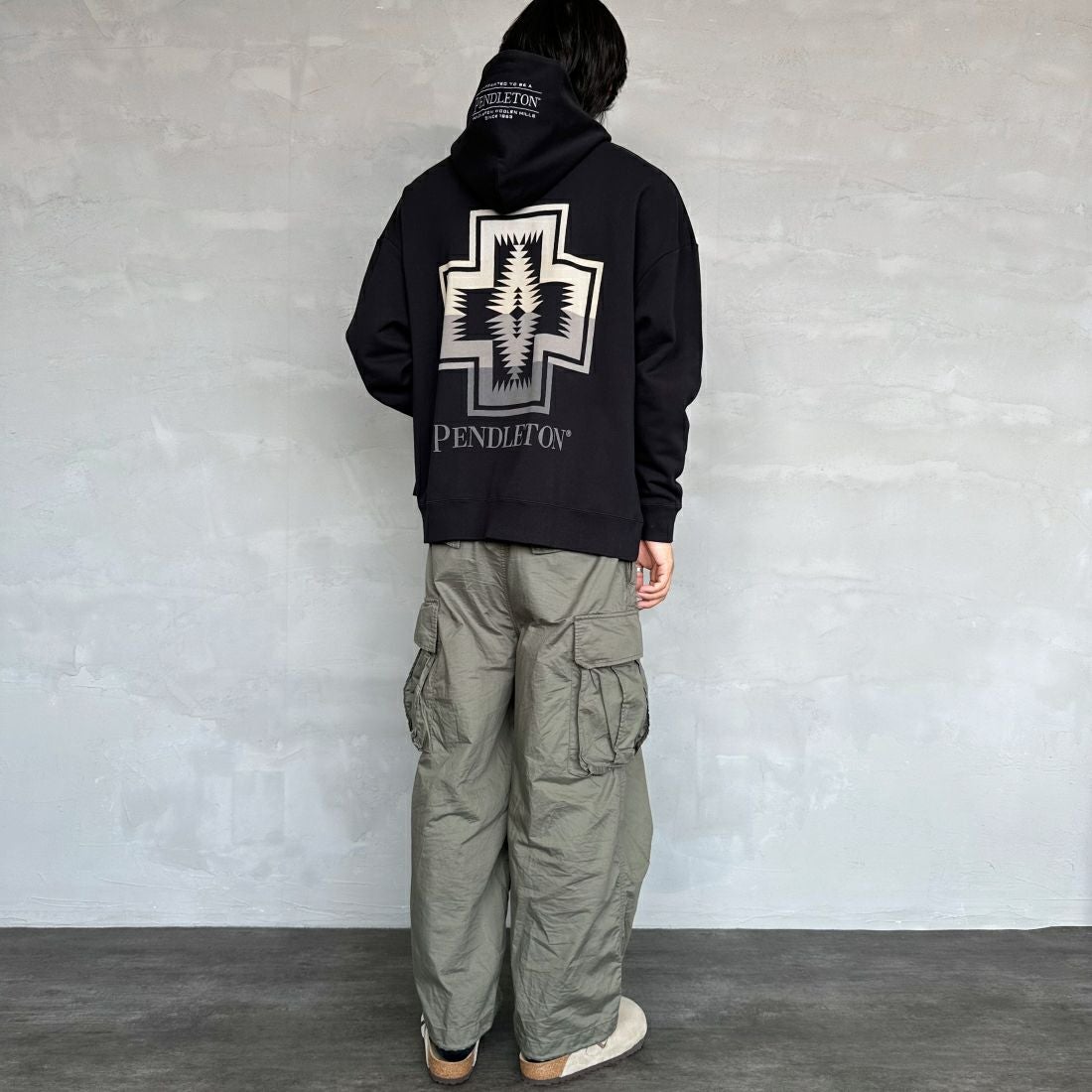 PENDLETON [ペンドルトン] 別注 ネイティブ柄 バックプリントフード刺繍スウェットパーカー [4475-7239-JF] BLACK &&モデル身長：179cm 着用サイズ：L&&