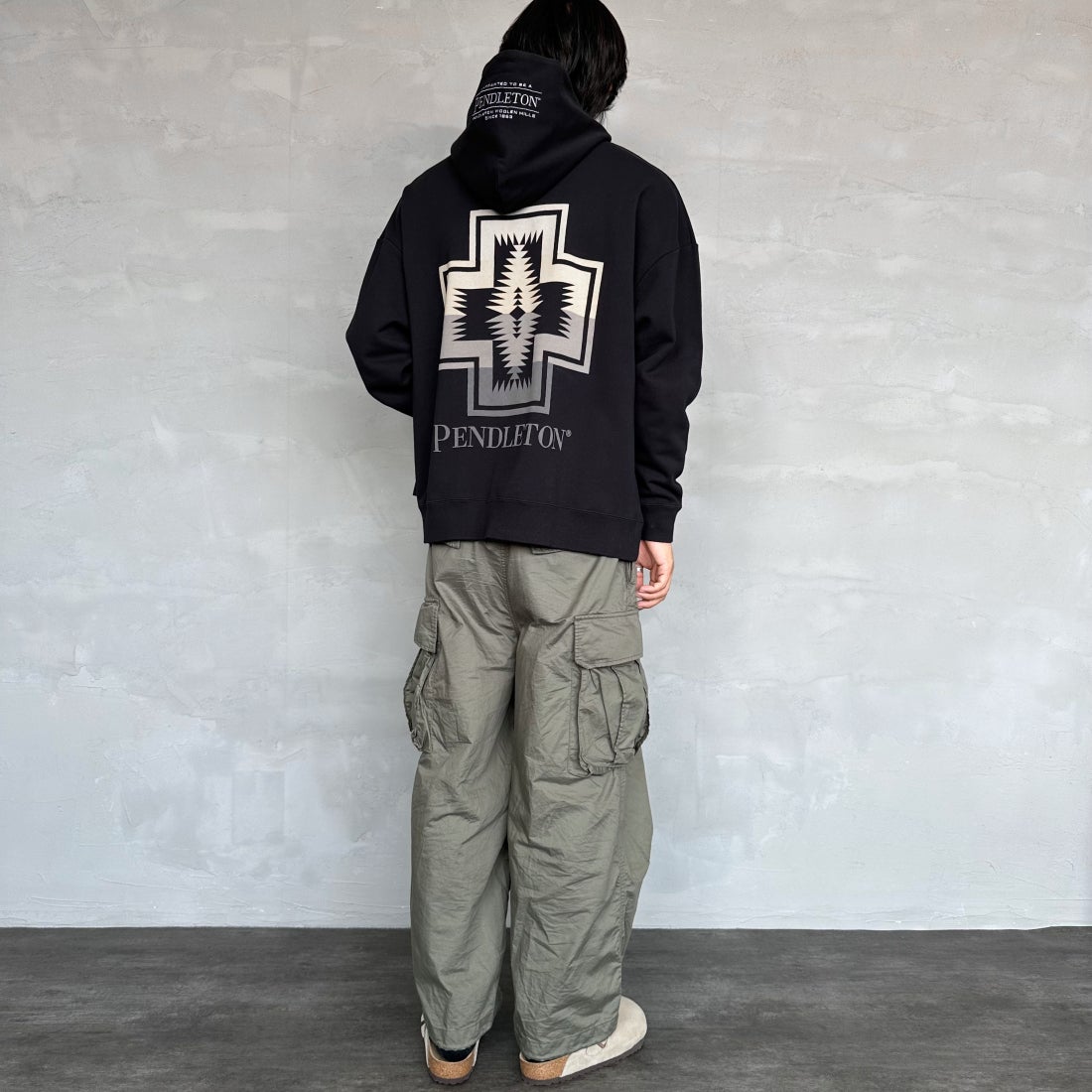 PENDLETON [ペンドルトン] 別注 ネイティブ柄 バックプリントフード刺繍スウェットパーカー [4475-7239-JF] BLACK &&モデル身長：179cm 着用サイズ：L&&