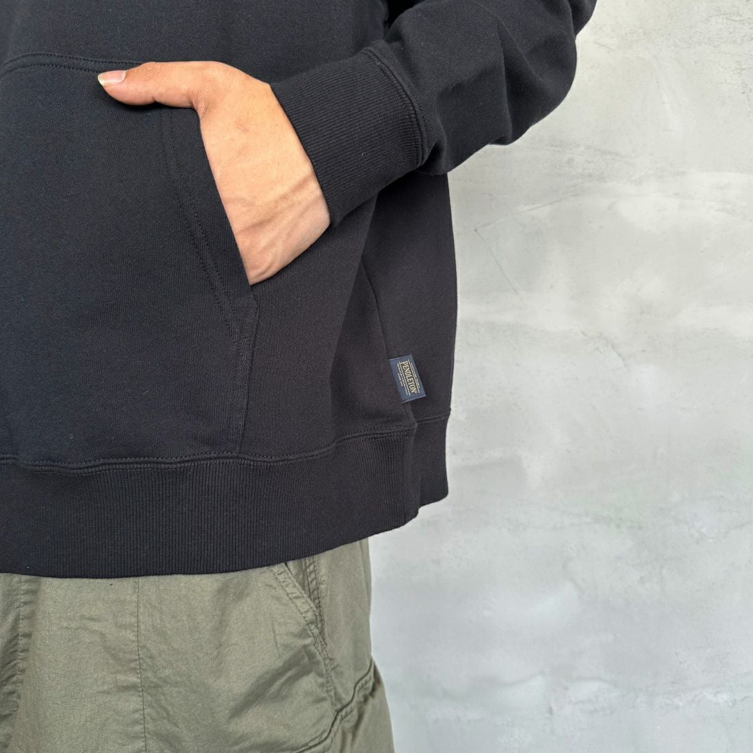 PENDLETON [ペンドルトン] 別注 ネイティブ柄 バックプリントフード刺繍スウェットパーカー [4475-7239-JF] BLACK