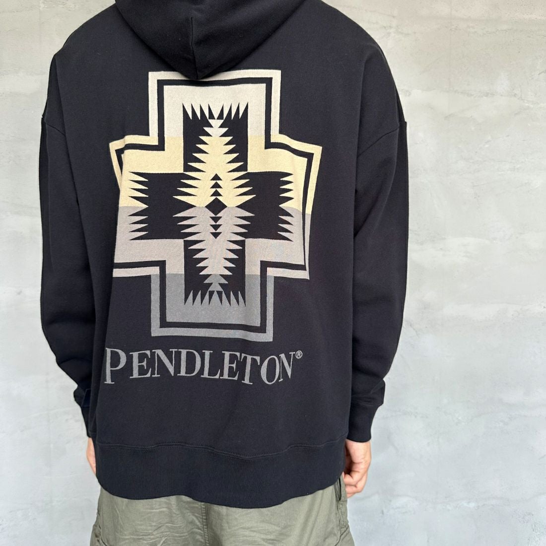 PENDLETON [ペンドルトン] 別注 ネイティブ柄 バックプリントフード刺繍スウェットパーカー [4475-7239-JF] BLACK