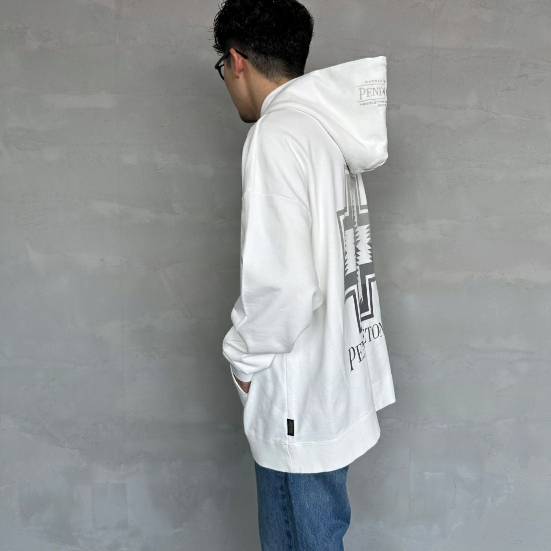 PENDLETON [ペンドルトン] 別注 ネイティブ柄 バックプリントフード刺繍スウェットパーカー [4475-7239-JF] OFF &&モデル身長：168cm 着用サイズ：XL&&