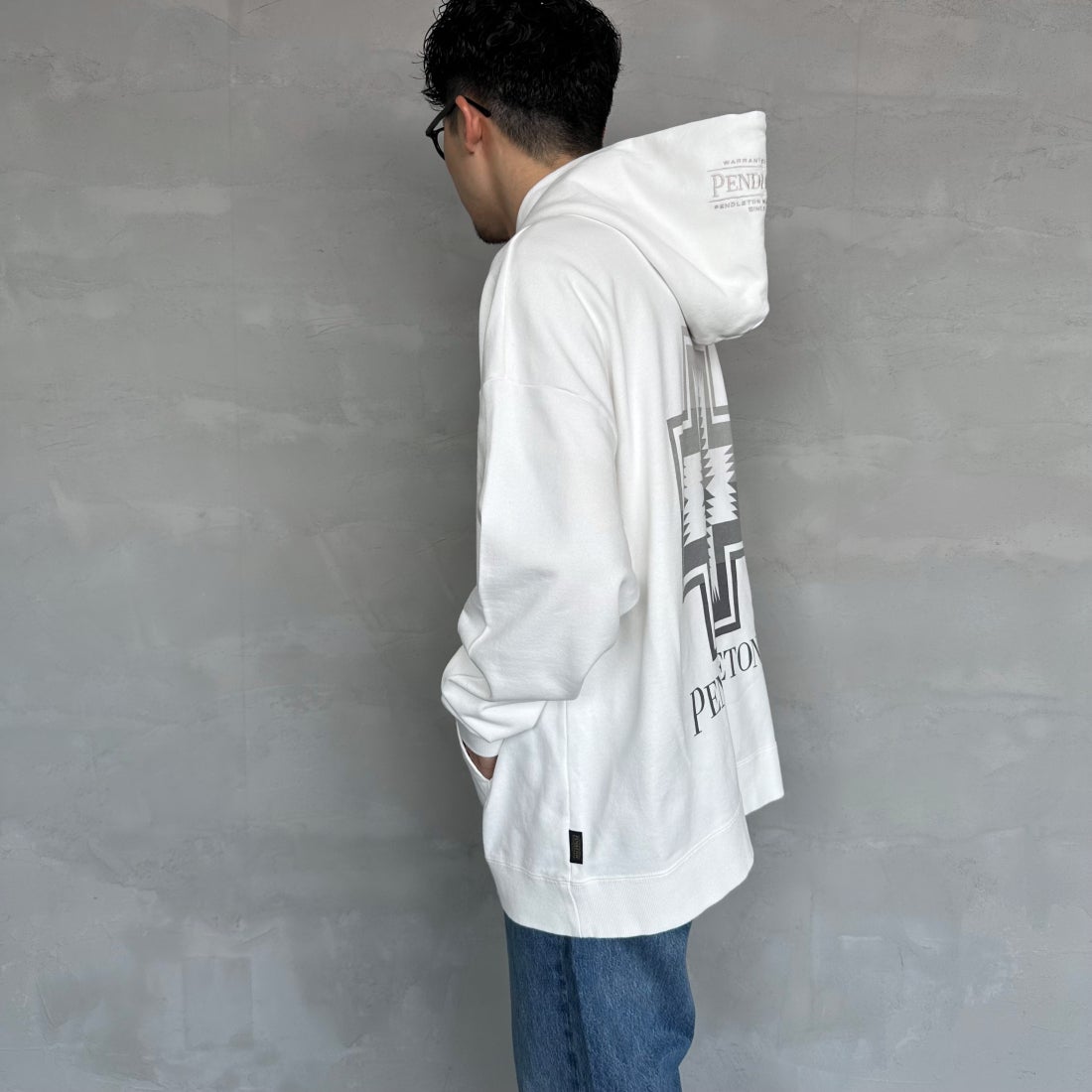 PENDLETON [ペンドルトン] 別注 ネイティブ柄 バックプリントフード刺繍スウェットパーカー [4475-7239-JF] OFF &&モデル身長：168cm 着用サイズ：XL&&
