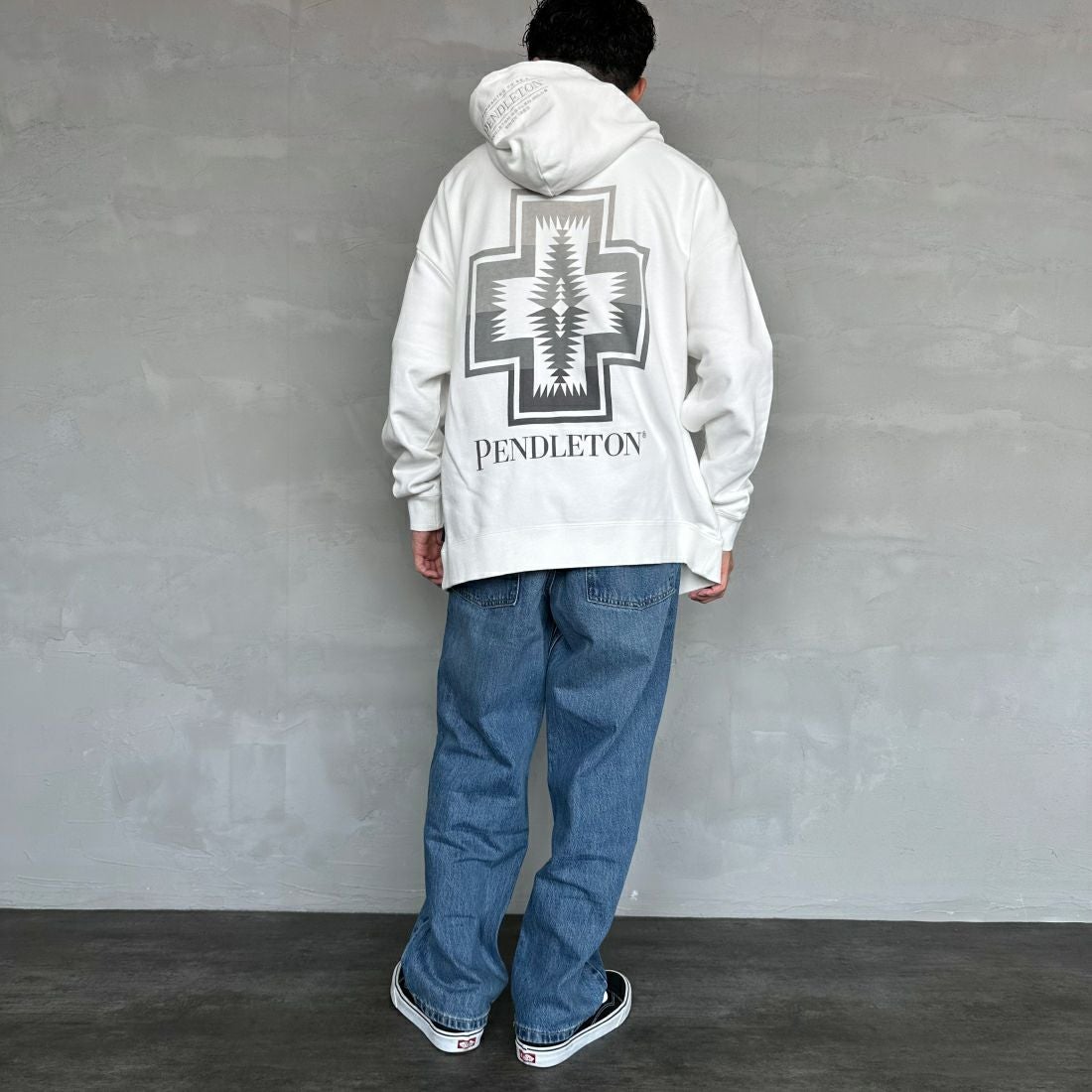 PENDLETON [ペンドルトン] 別注 ネイティブ柄 バックプリントフード刺繍スウェットパーカー [4475-7239-JF] OFF &&モデル身長：168cm 着用サイズ：XL&&