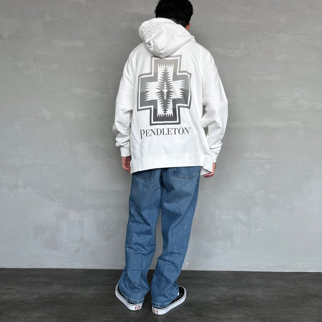 PENDLETON [ペンドルトン] 別注 ネイティブ柄 バックプリントフード刺繍スウェットパーカー [4475-7239-JF] OFF &&モデル身長：168cm 着用サイズ：XL&&