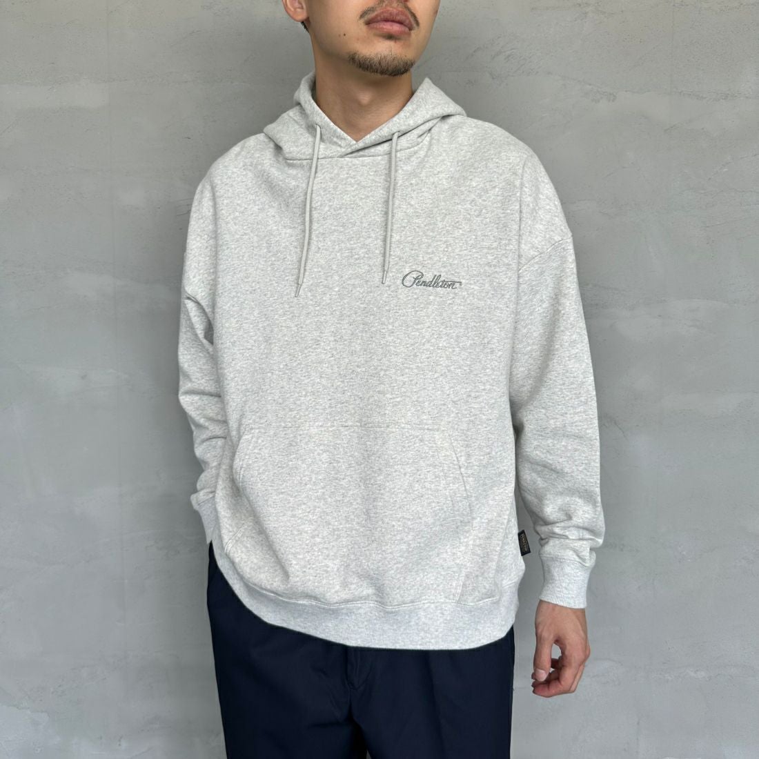 PENDLETON [ペンドルトン] 別注 ネイティブ柄 バックプリントフード刺繍スウェットパーカー [4475-7239-JF] ASH GRAY &&モデル身長：168cm 着用サイズ：M&&