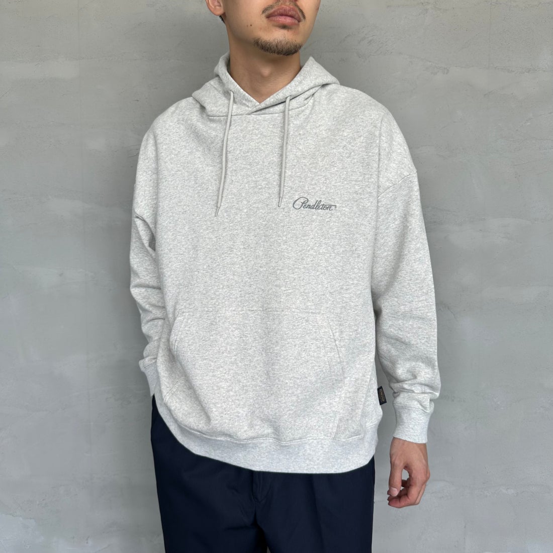 PENDLETON [ペンドルトン] 別注 ネイティブ柄 バックプリントフード刺繍スウェットパーカー [4475-7239-JF] ASH GRAY &&モデル身長：168cm 着用サイズ：M&&