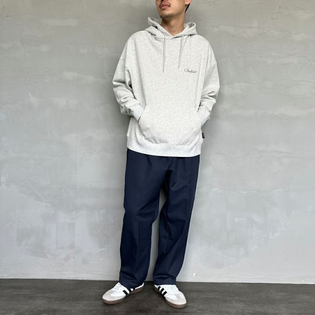 PENDLETON [ペンドルトン] 別注 ネイティブ柄 バックプリントフード刺繍スウェットパーカー [4475-7239-JF] ASH GRAY &&モデル身長：168cm 着用サイズ：M&&