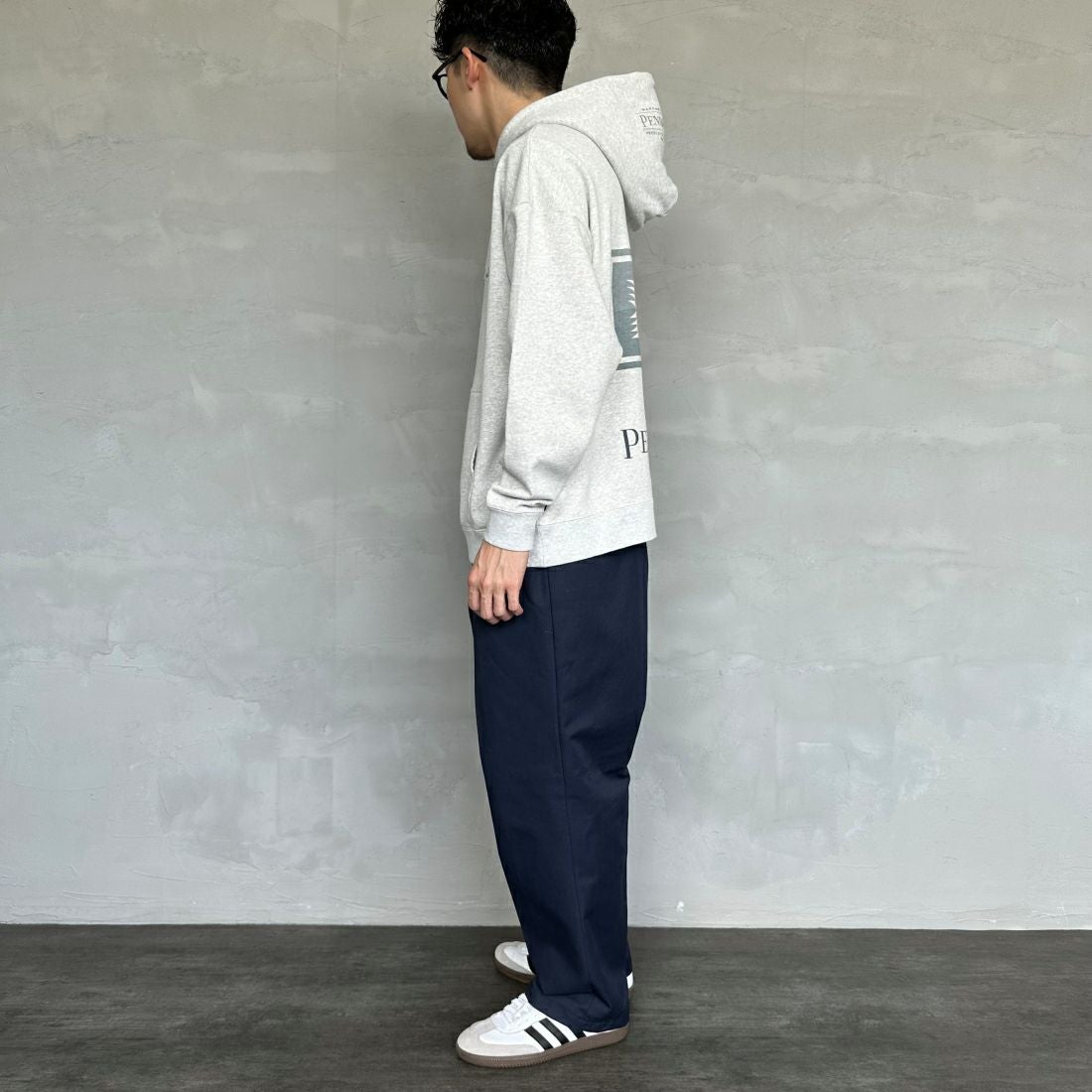 PENDLETON [ペンドルトン] 別注 ネイティブ柄 バックプリントフード刺繍スウェットパーカー [4475-7239-JF] ASH GRAY &&モデル身長：168cm 着用サイズ：M&&