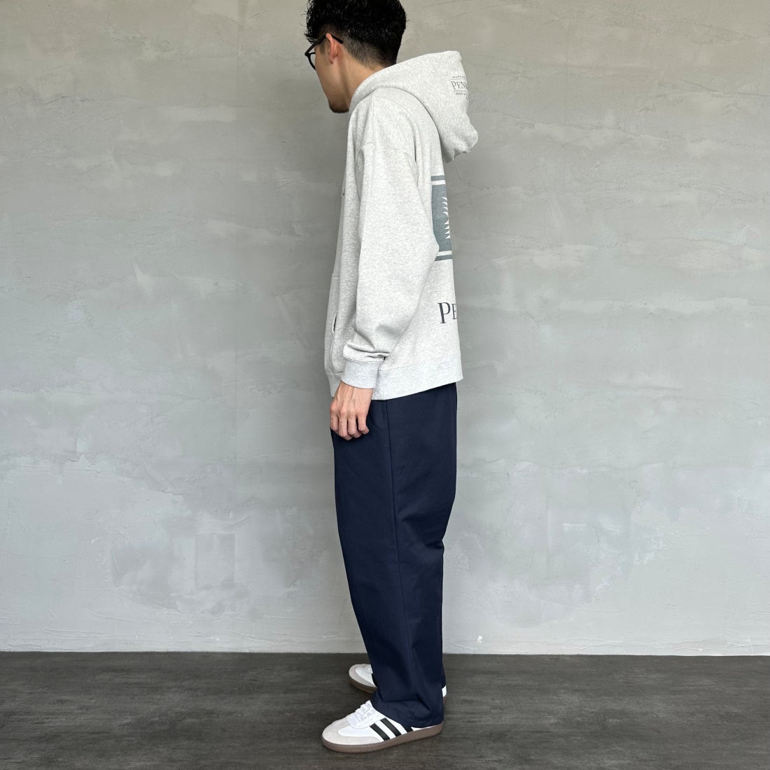 PENDLETON [ペンドルトン] 別注 ネイティブ柄 バックプリントフード刺繍スウェットパーカー [4475-7239-JF] ASH GRAY &&モデル身長：168cm 着用サイズ：M&&
