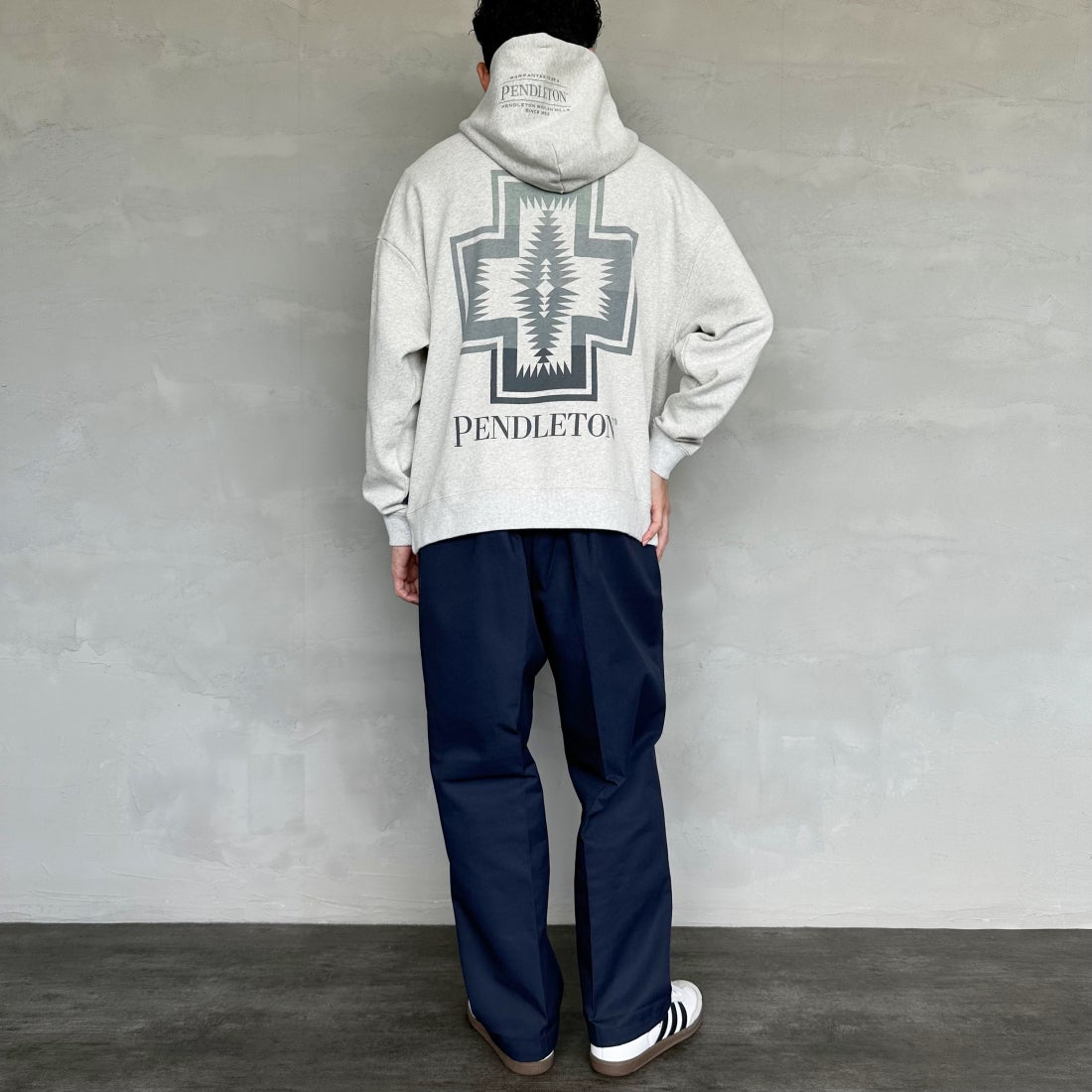 PENDLETON [ペンドルトン] 別注 ネイティブ柄 バックプリントフード刺繍スウェットパーカー [4475-7239-JF] ASH GRAY &&モデル身長：168cm 着用サイズ：M&&