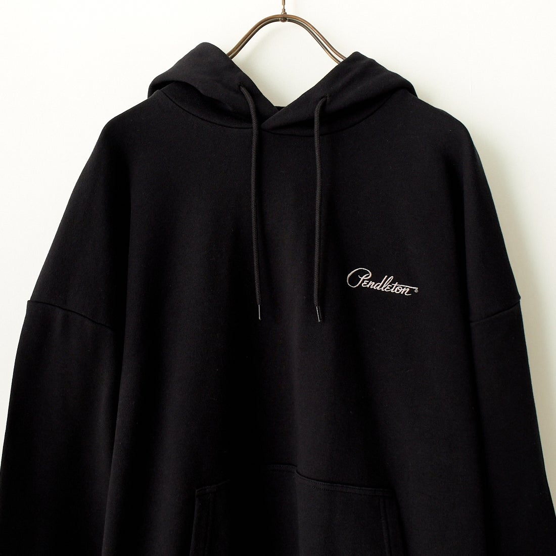 PENDLETON [ペンドルトン] 別注 ネイティブ柄 バックプリントフード刺繍スウェットパーカー [4475-7239-JF] BLACK