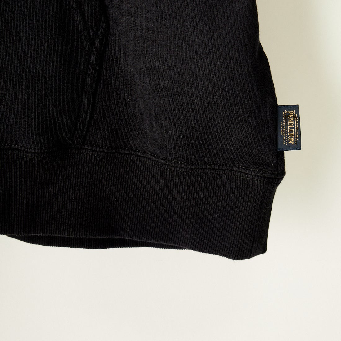 PENDLETON [ペンドルトン] 別注 ネイティブ柄 バックプリントフード刺繍スウェットパーカー [4475-7239-JF] BLACK