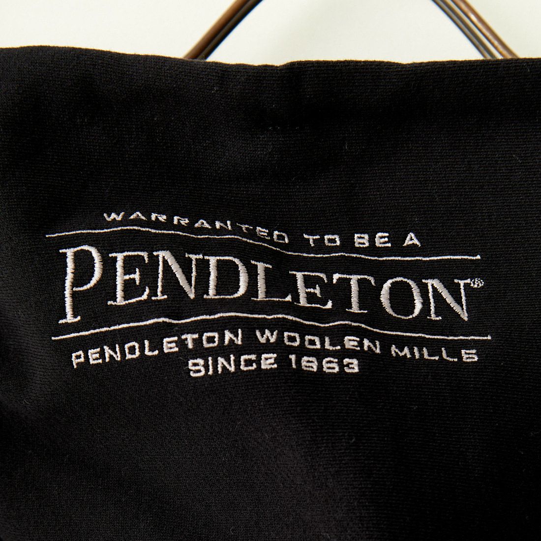 PENDLETON [ペンドルトン] 別注 ネイティブ柄 バックプリントフード刺繍スウェットパーカー [4475-7239-JF] BLACK