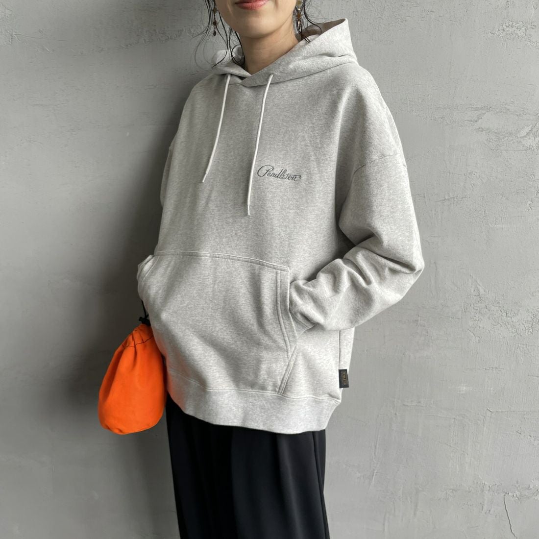 PENDLETON [ペンドルトン] 別注 ネイティブ柄 バックプリントフード刺繍スウェットパーカー [4475-7239-JF] ASH GRAY&&モデル身長：160cm 着用サイズ：S&&