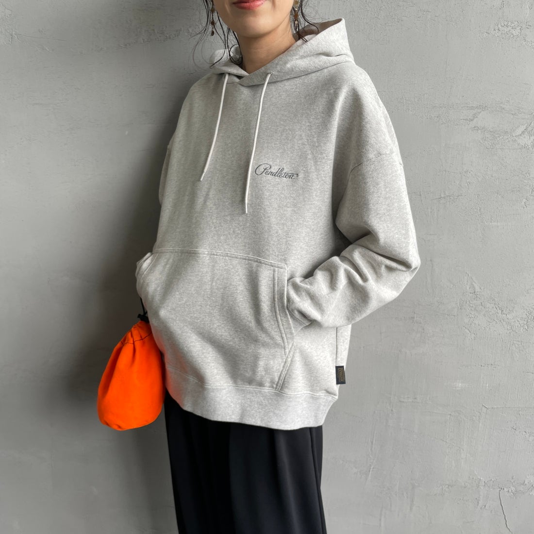 PENDLETON [ペンドルトン] 別注 ネイティブ柄 バックプリントフード刺繍スウェットパーカー [4475-7239-JF] ASH GRAY&&モデル身長：160cm 着用サイズ：S&&
