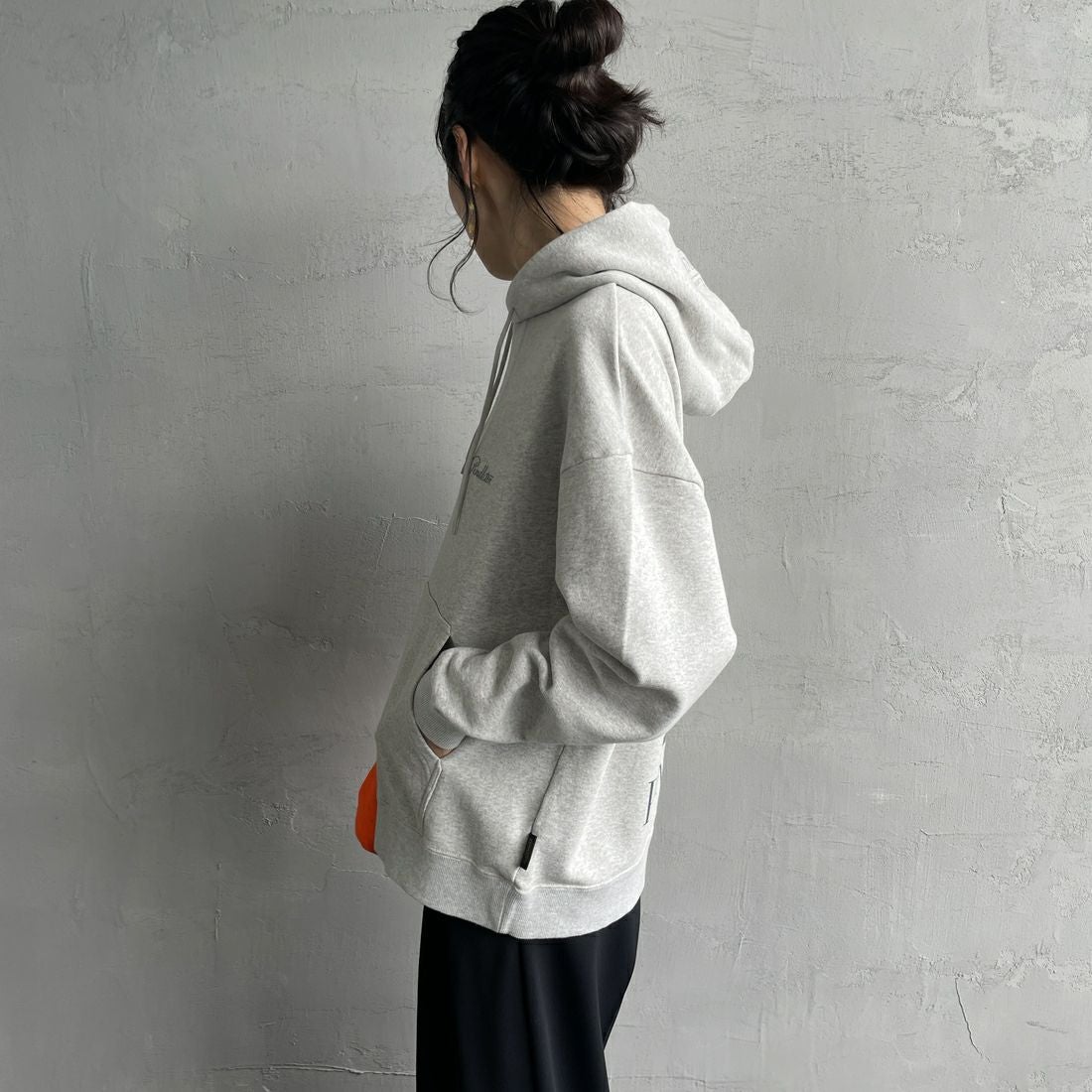 PENDLETON [ペンドルトン] 別注 ネイティブ柄 バックプリントフード刺繍スウェットパーカー [4475-7239-JF] ASH GRAY&&モデル身長：160cm 着用サイズ：S&&