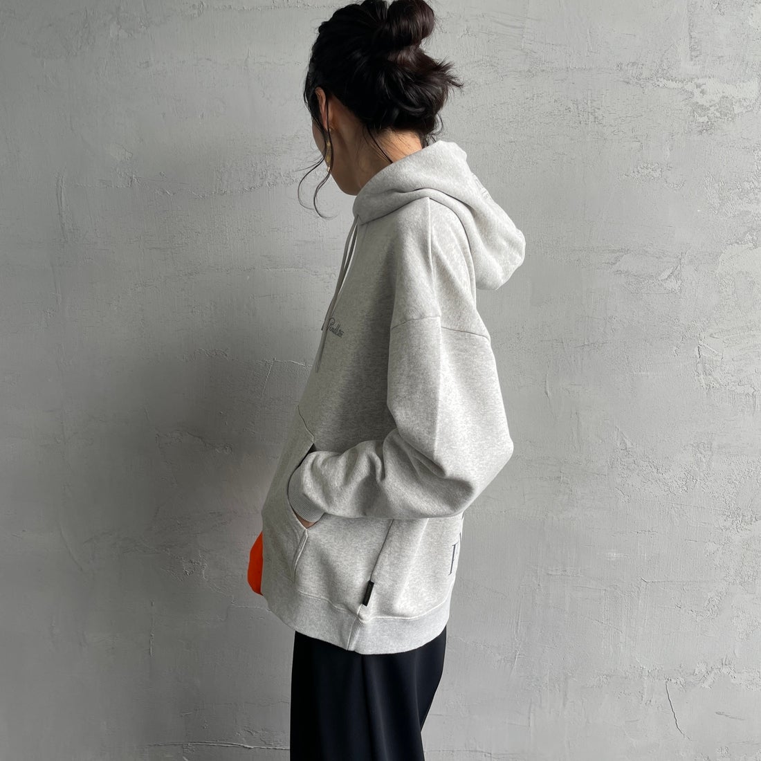 PENDLETON [ペンドルトン] 別注 ネイティブ柄 バックプリントフード刺繍スウェットパーカー [4475-7239-JF] ASH GRAY&&モデル身長：160cm 着用サイズ：S&&