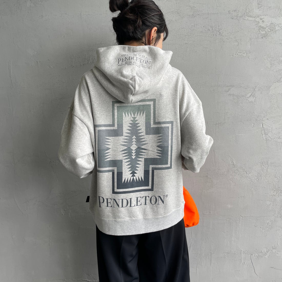 PENDLETON [ペンドルトン] 別注 ネイティブ柄 バックプリントフード刺繍スウェットパーカー [4475-7239-JF] ASH GRAY&&モデル身長：160cm 着用サイズ：S&&