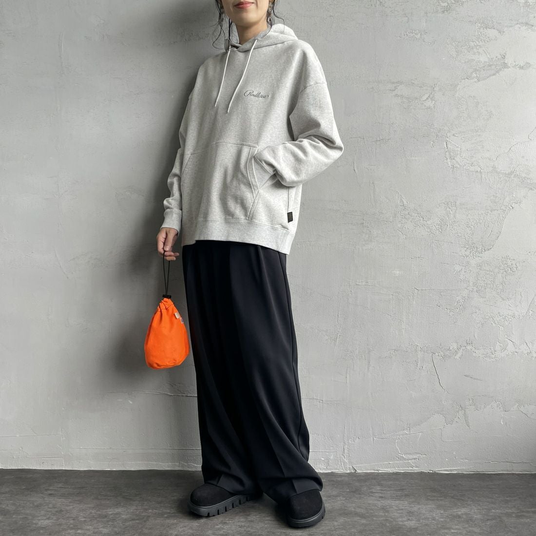 PENDLETON [ペンドルトン] 別注 ネイティブ柄 バックプリントフード刺繍スウェットパーカー [4475-7239-JF] ASH GRAY&&モデル身長：160cm 着用サイズ：S&&