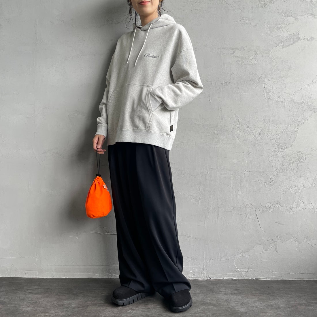 PENDLETON [ペンドルトン] 別注 ネイティブ柄 バックプリントフード刺繍スウェットパーカー [4475-7239-JF] ASH GRAY&&モデル身長：160cm 着用サイズ：S&&