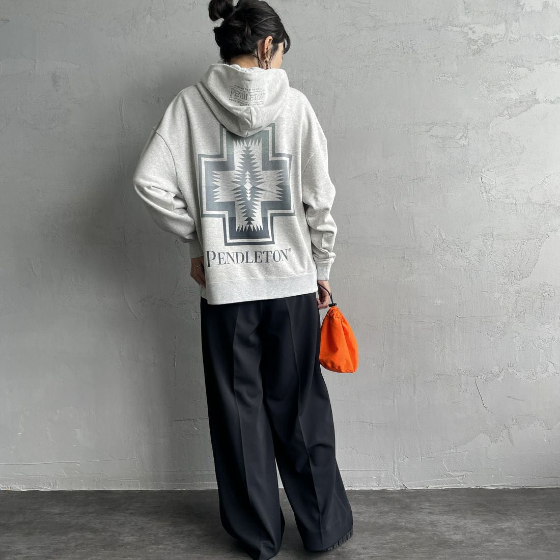 PENDLETON [ペンドルトン] 別注 ネイティブ柄 バックプリントフード刺繍スウェットパーカー [4475-7239-JF] ASH GRAY&&モデル身長：160cm 着用サイズ：S&&