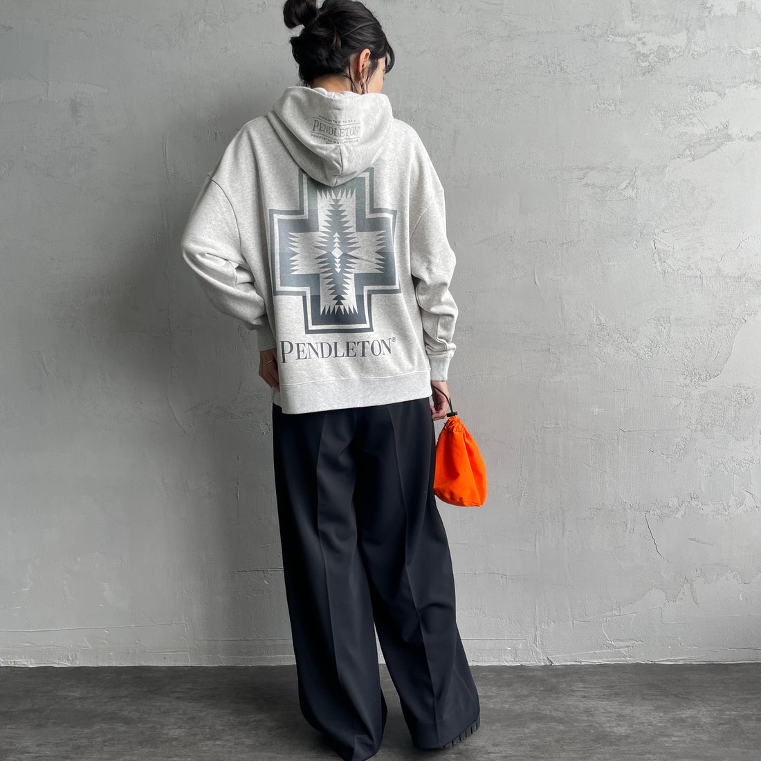 PENDLETON [ペンドルトン] 別注 ネイティブ柄 バックプリントフード刺繍スウェットパーカー [4475-7239-JF] ASH GRAY&&モデル身長：160cm 着用サイズ：S&&
