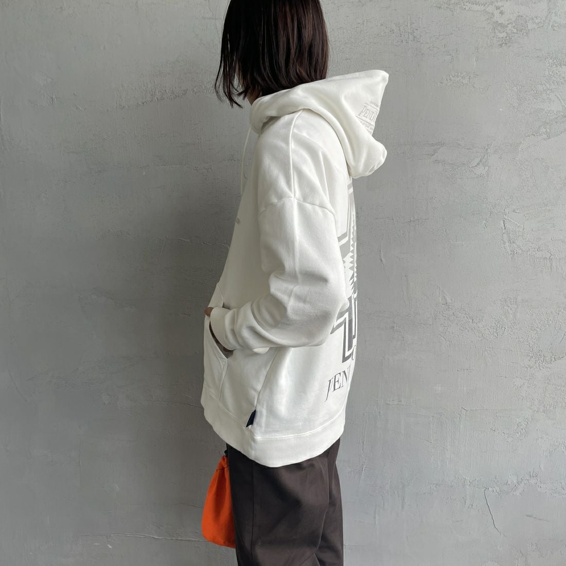 PENDLETON [ペンドルトン] 別注 ネイティブ柄 バックプリントフード刺繍スウェットパーカー [4475-7239-JF] OFF&&モデル身長：158cm 着用サイズ：S&&