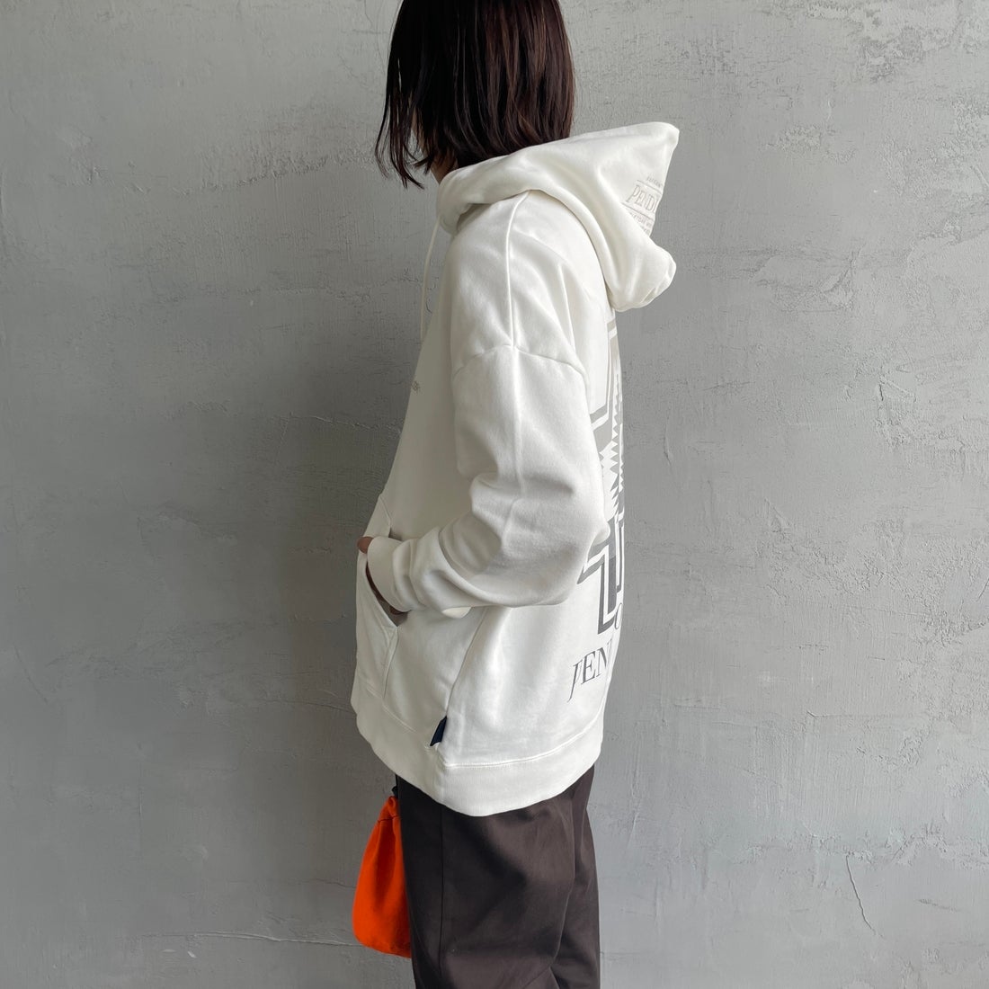 PENDLETON [ペンドルトン] 別注 ネイティブ柄 バックプリントフード刺繍スウェットパーカー [4475-7239-JF] OFF&&モデル身長：158cm 着用サイズ：S&&