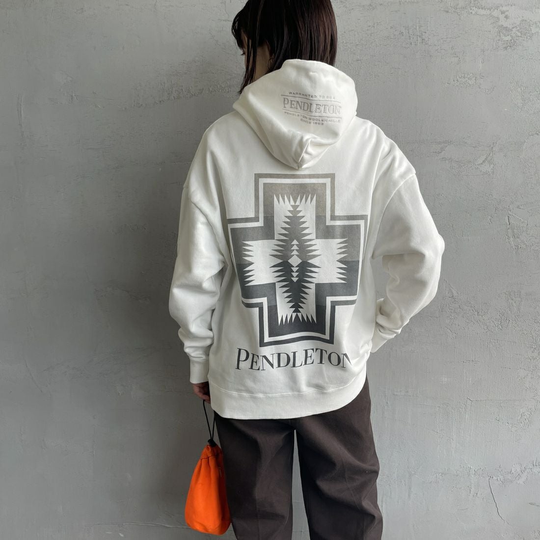 PENDLETON [ペンドルトン] 別注 ネイティブ柄 バックプリントフード刺繍スウェットパーカー [4475-7239-JF] OFF&&モデル身長：158cm 着用サイズ：S&&