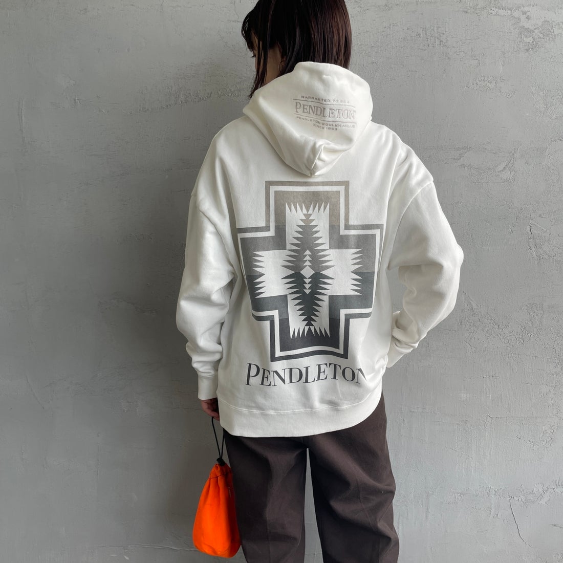 PENDLETON [ペンドルトン] 別注 ネイティブ柄 バックプリントフード刺繍スウェットパーカー [4475-7239-JF] OFF&&モデル身長：158cm 着用サイズ：S&&