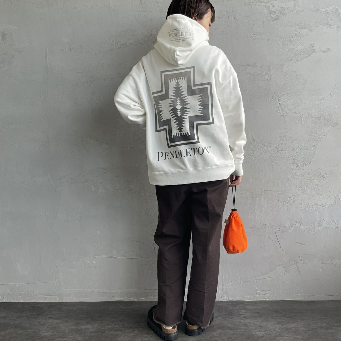 PENDLETON [ペンドルトン] 別注 ネイティブ柄 バックプリントフード刺繍スウェットパーカー [4475-7239-JF] OFF&&モデル身長：158cm 着用サイズ：S&&