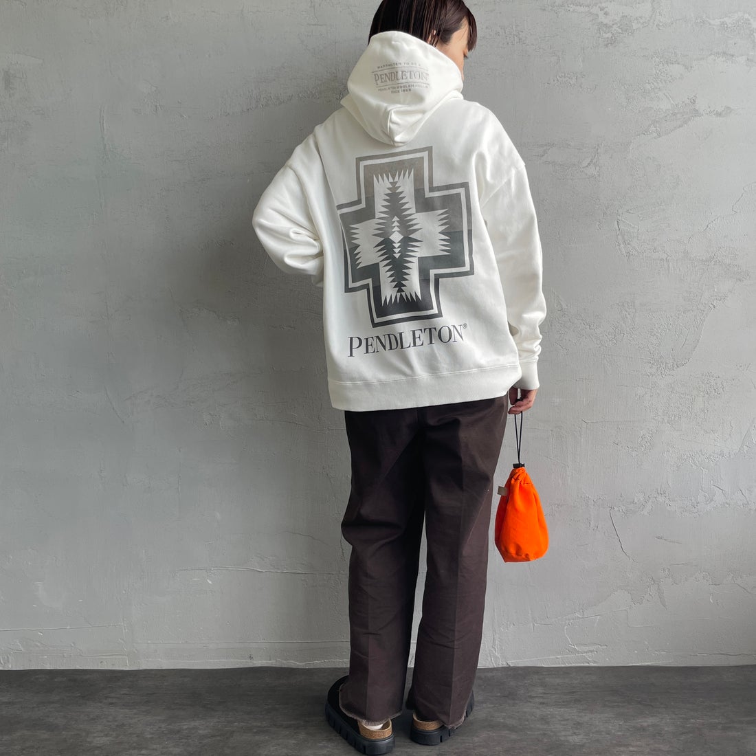 PENDLETON [ペンドルトン] 別注 ネイティブ柄 バックプリントフード刺繍スウェットパーカー [4475-7239-JF] OFF&&モデル身長：158cm 着用サイズ：S&&