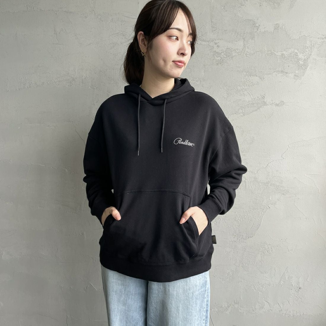 PENDLETON [ペンドルトン] 別注 ネイティブ柄 バックプリントフード刺繍スウェットパーカー [4475-7239-JF] BLACK&&モデル身長：167cm 着用サイズ：S&&