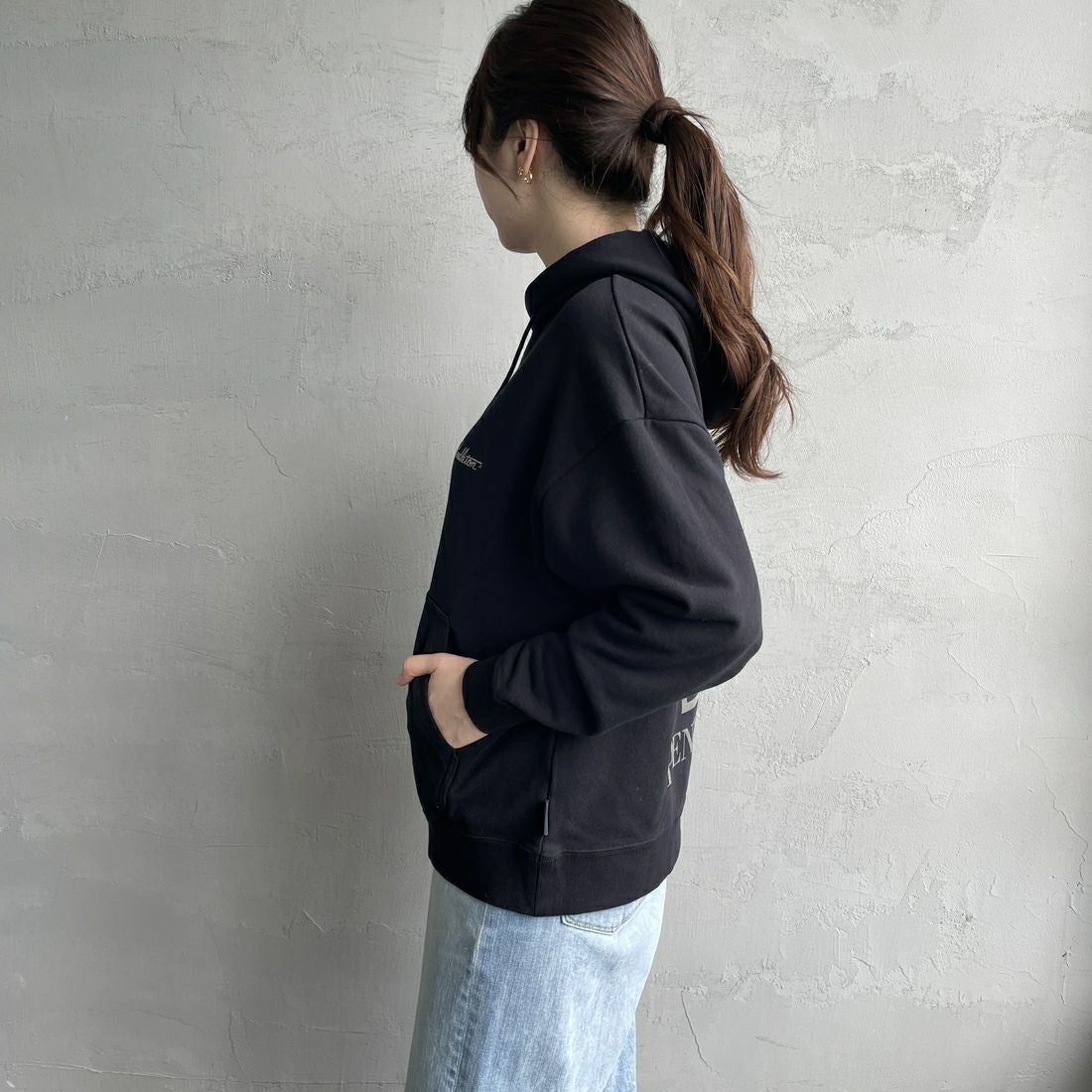 PENDLETON [ペンドルトン] 別注 ネイティブ柄 バックプリントフード刺繍スウェットパーカー [4475-7239-JF] BLACK&&モデル身長：167cm 着用サイズ：S&&