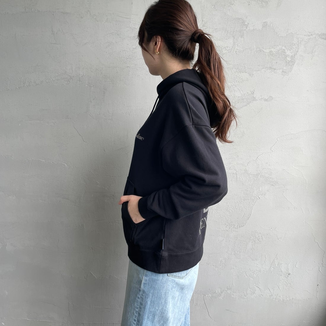 PENDLETON [ペンドルトン] 別注 ネイティブ柄 バックプリントフード刺繍スウェットパーカー [4475-7239-JF] BLACK&&モデル身長：167cm 着用サイズ：S&&