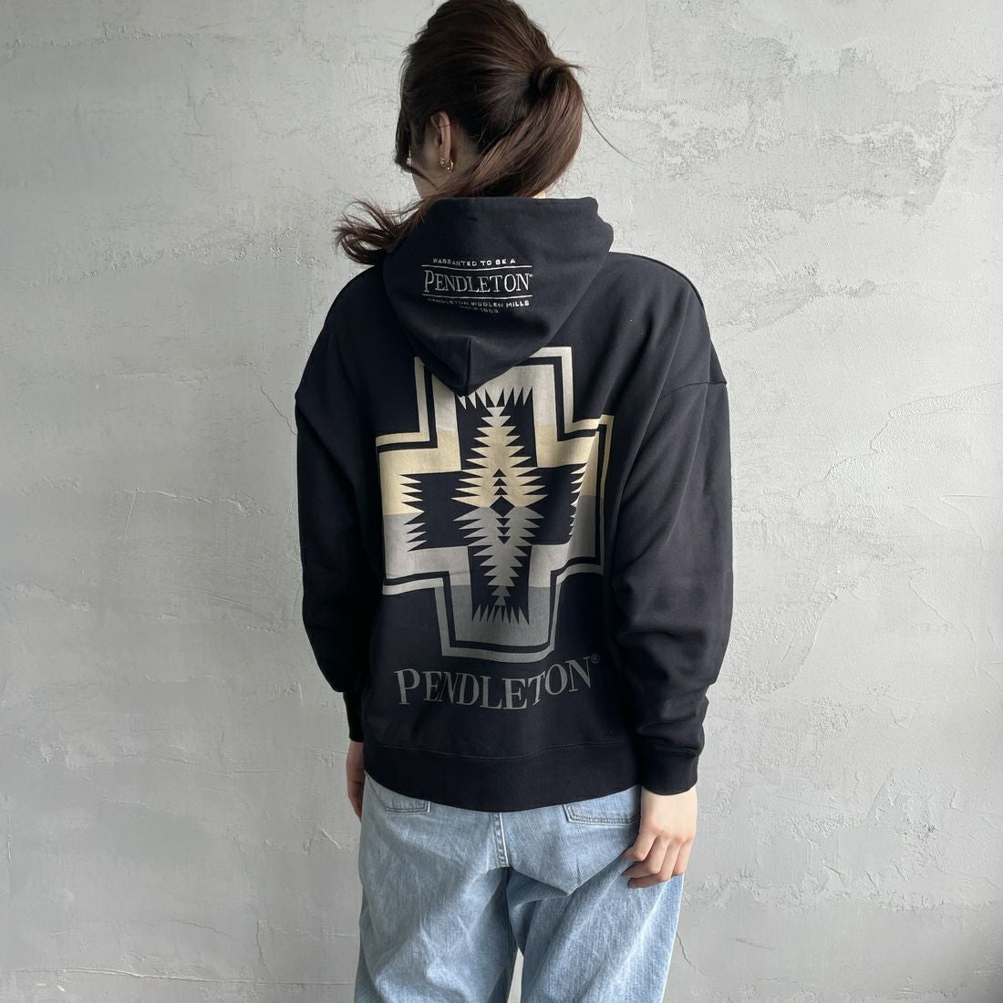 PENDLETON [ペンドルトン] 別注 ネイティブ柄 バックプリントフード刺繍スウェットパーカー [4475-7239-JF] BLACK&&モデル身長：167cm 着用サイズ：S&&