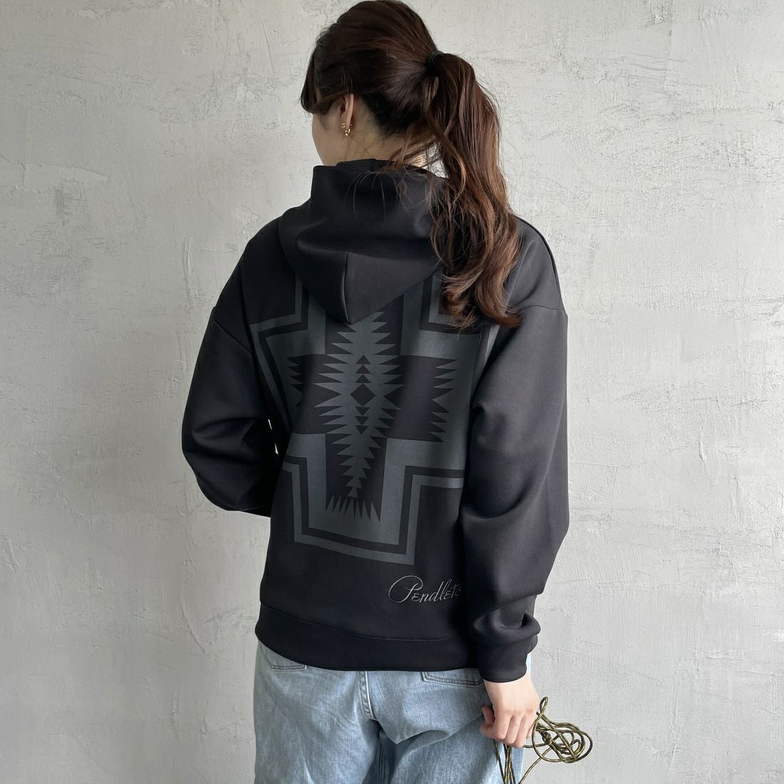 PENDLETON [ペンドルトン] 別注 ネイティブ柄 ダンボールニット スウェットパーカー [4475-7237-JF] BLACK &&モデル身長：167cm 着用サイズ：S&&