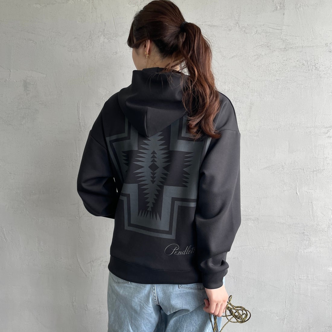 PENDLETON [ペンドルトン] 別注 ネイティブ柄 ダンボールニット スウェットパーカー [4475-7237-JF] BLACK &&モデル身長：167cm 着用サイズ：S&&