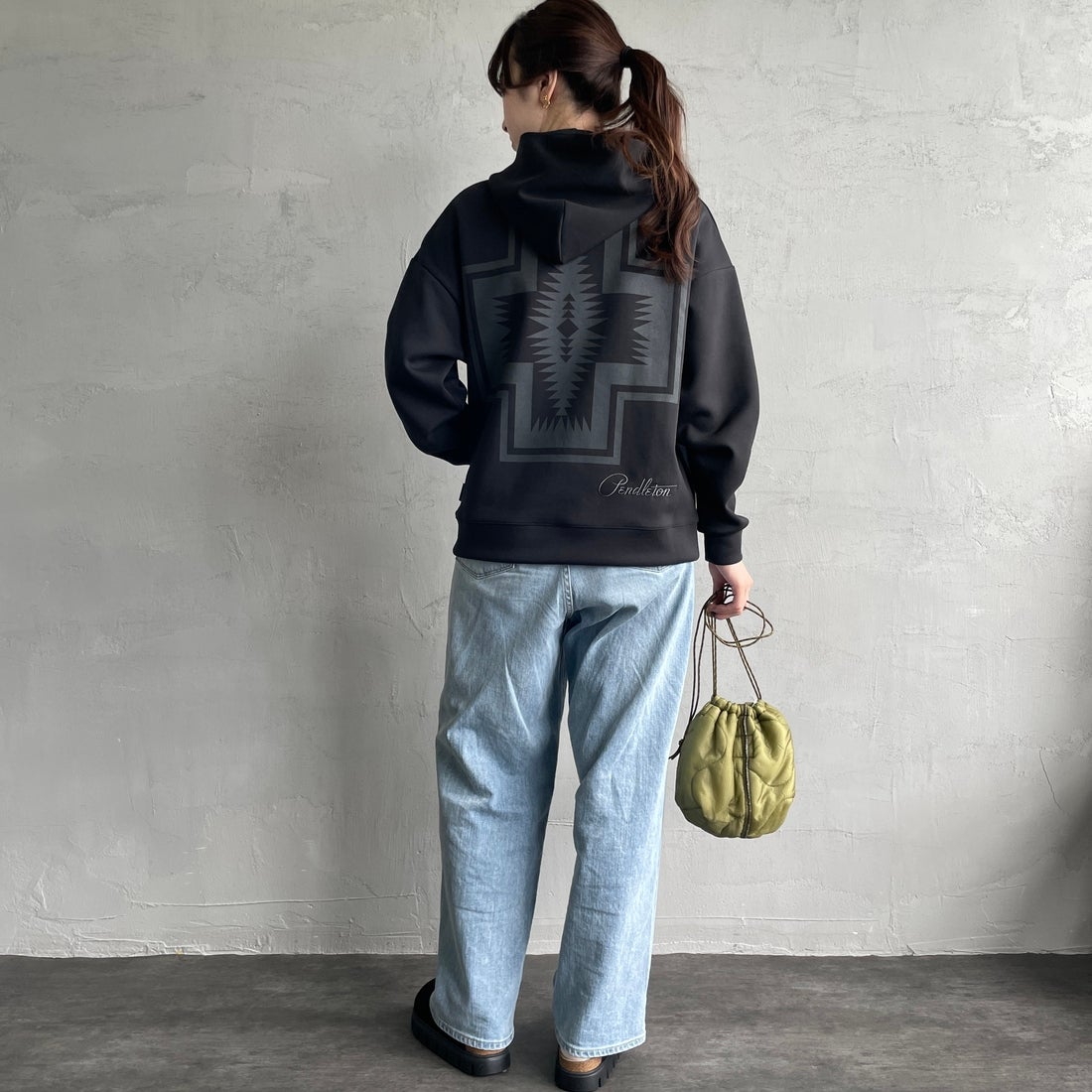 PENDLETON [ペンドルトン] 別注 ネイティブ柄 ダンボールニット スウェットパーカー [4475-7237-JF] BLACK &&モデル身長：167cm 着用サイズ：S&&