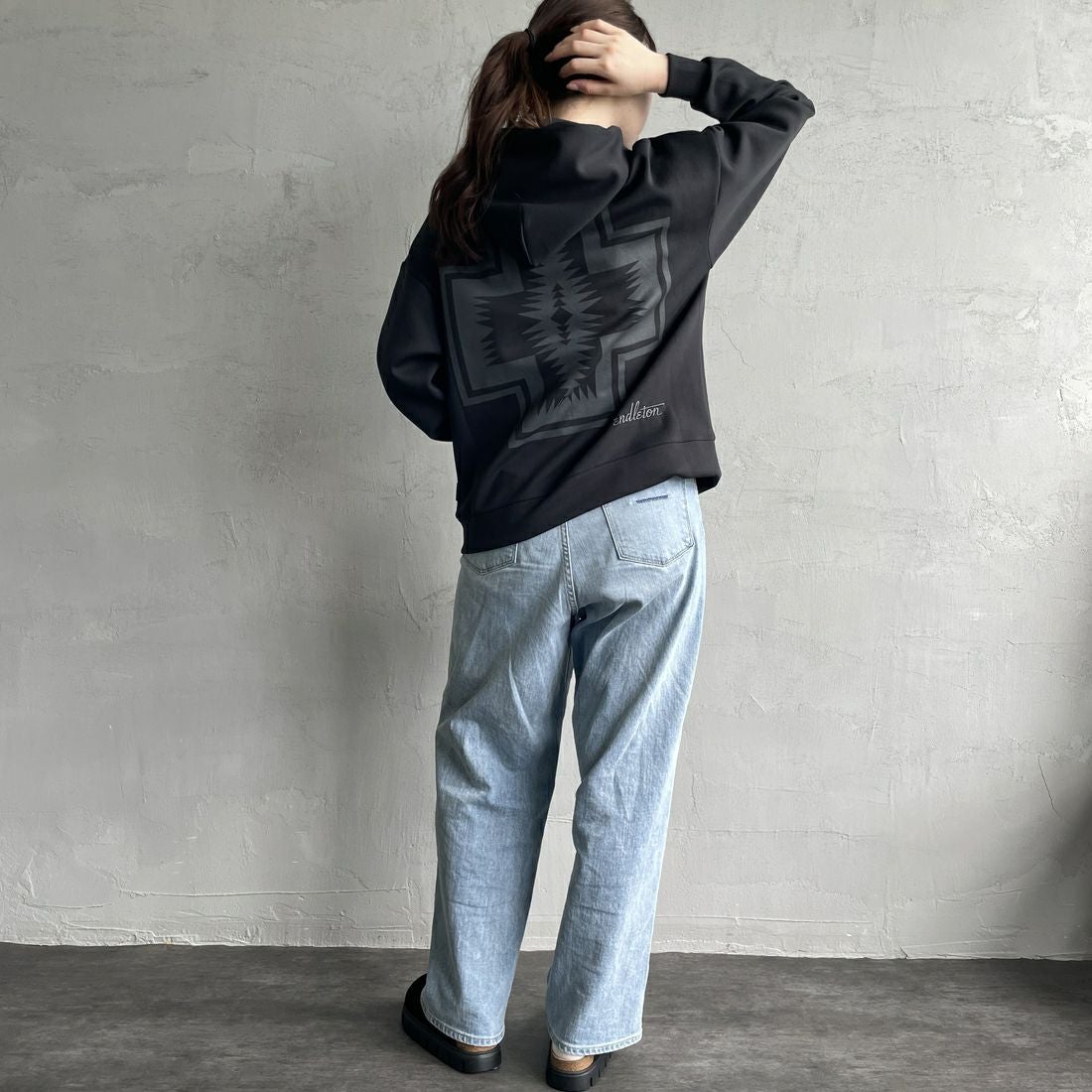 PENDLETON [ペンドルトン] 別注 ネイティブ柄 ダンボールニット スウェットパーカー [4475-7237-JF] BLACK &&モデル身長：167cm 着用サイズ：S&&