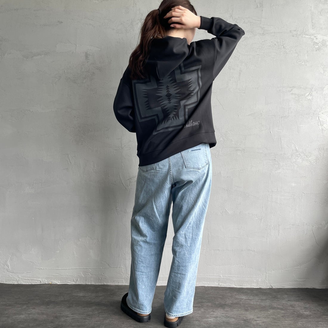 PENDLETON [ペンドルトン] 別注 ネイティブ柄 ダンボールニット スウェットパーカー [4475-7237-JF] BLACK &&モデル身長：167cm 着用サイズ：S&&