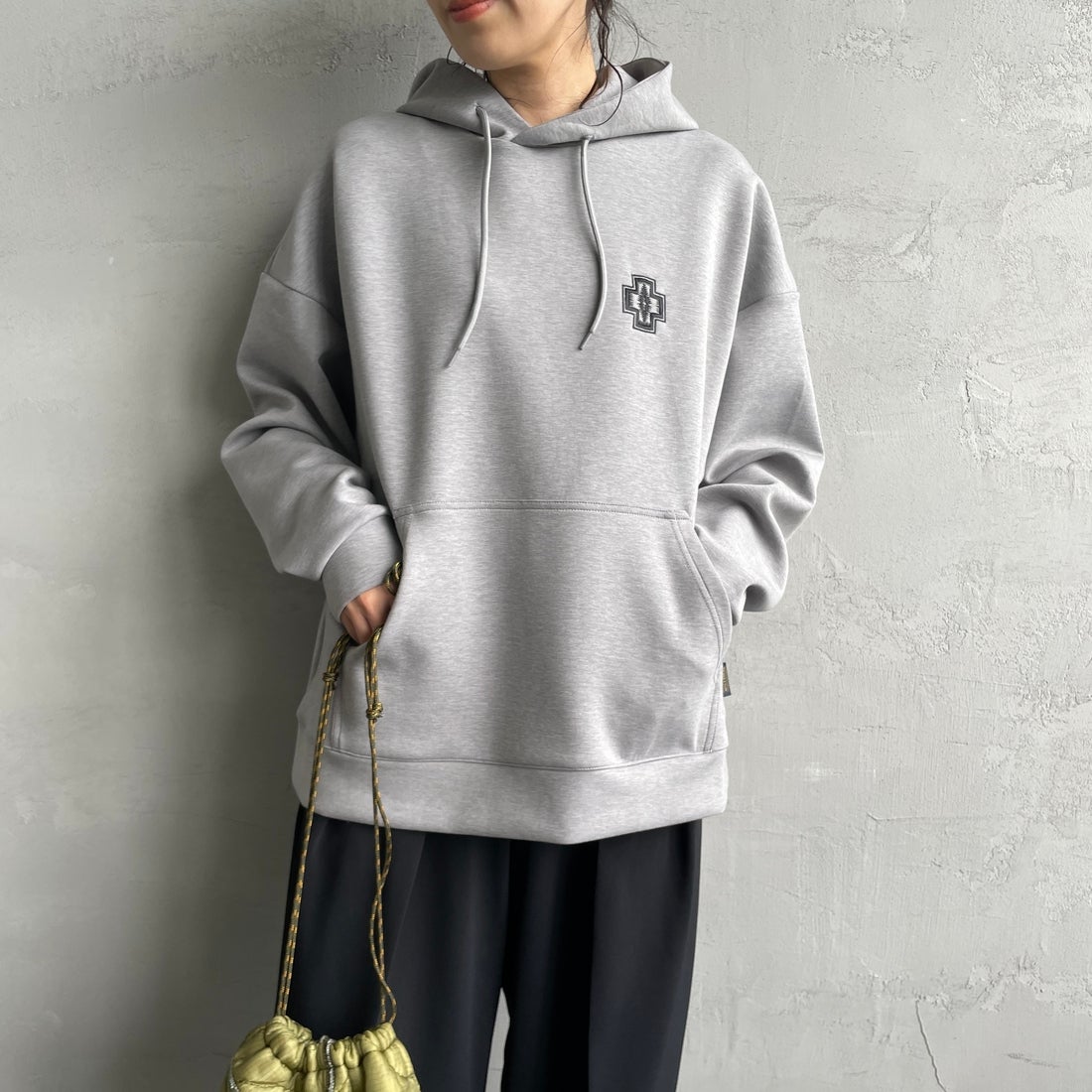 PENDLETON [ペンドルトン] 別注 ネイティブ柄 ダンボールニット スウェットパーカー [4475-7237-JF] GRAY &&モデル身長：160cm 着用サイズ：S&&