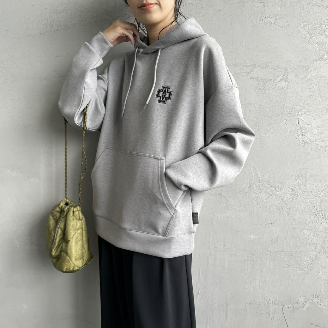 PENDLETON [ペンドルトン] 別注 ネイティブ柄 ダンボールニット スウェットパーカー [4475-7237-JF] GRAY &&モデル身長：160cm 着用サイズ：S&&