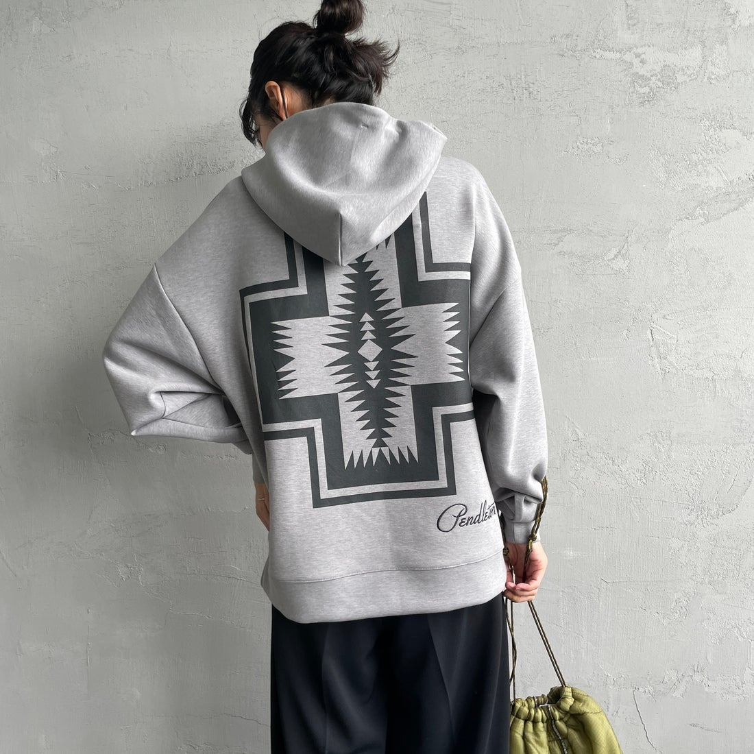 PENDLETON [ペンドルトン] 別注 ネイティブ柄 ダンボールニット スウェットパーカー [4475-7237-JF] GRAY &&モデル身長：160cm 着用サイズ：S&&