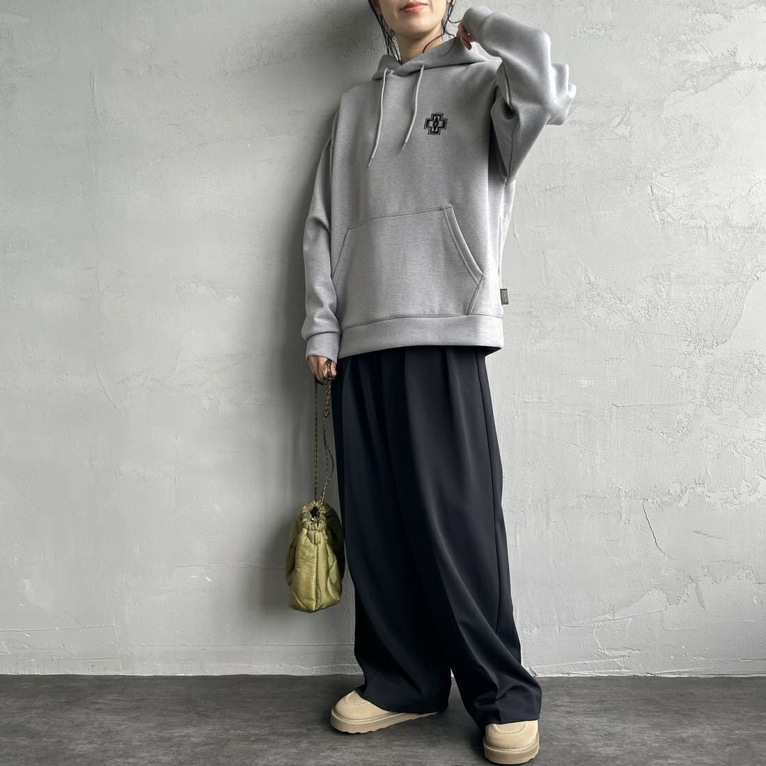 PENDLETON [ペンドルトン] 別注 ネイティブ柄 ダンボールニット スウェットパーカー [4475-7237-JF] GRAY &&モデル身長：160cm 着用サイズ：S&&