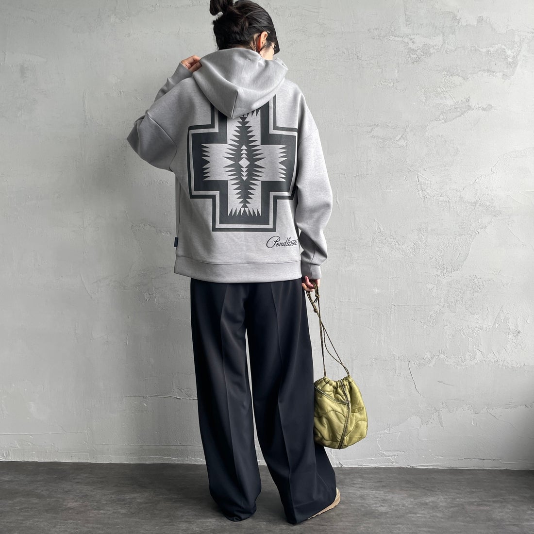 PENDLETON [ペンドルトン] 別注 ネイティブ柄 ダンボールニット スウェットパーカー [4475-7237-JF] GRAY &&モデル身長：160cm 着用サイズ：S&&