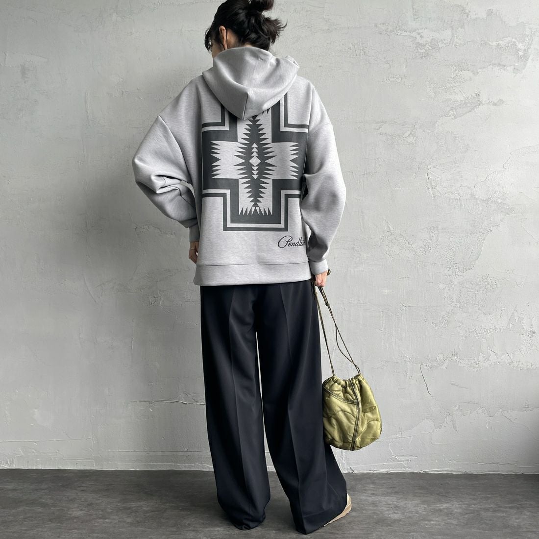 PENDLETON [ペンドルトン] 別注 ネイティブ柄 ダンボールニット スウェットパーカー [4475-7237-JF] GRAY &&モデル身長：160cm 着用サイズ：S&&