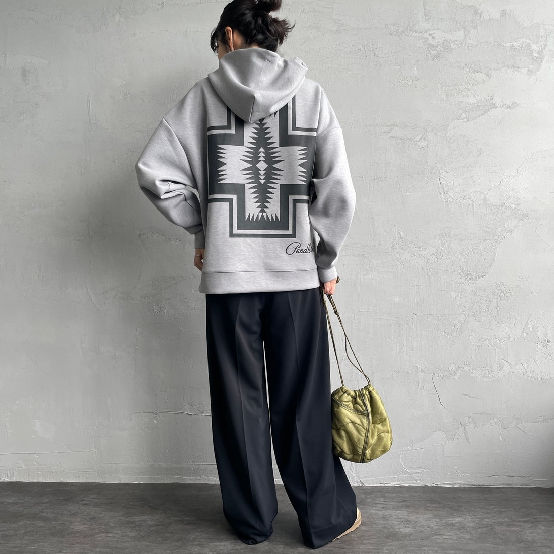 PENDLETON [ペンドルトン] 別注 ネイティブ柄 ダンボールニット スウェットパーカー [4475-7237-JF] GRAY &&モデル身長：160cm 着用サイズ：S&&