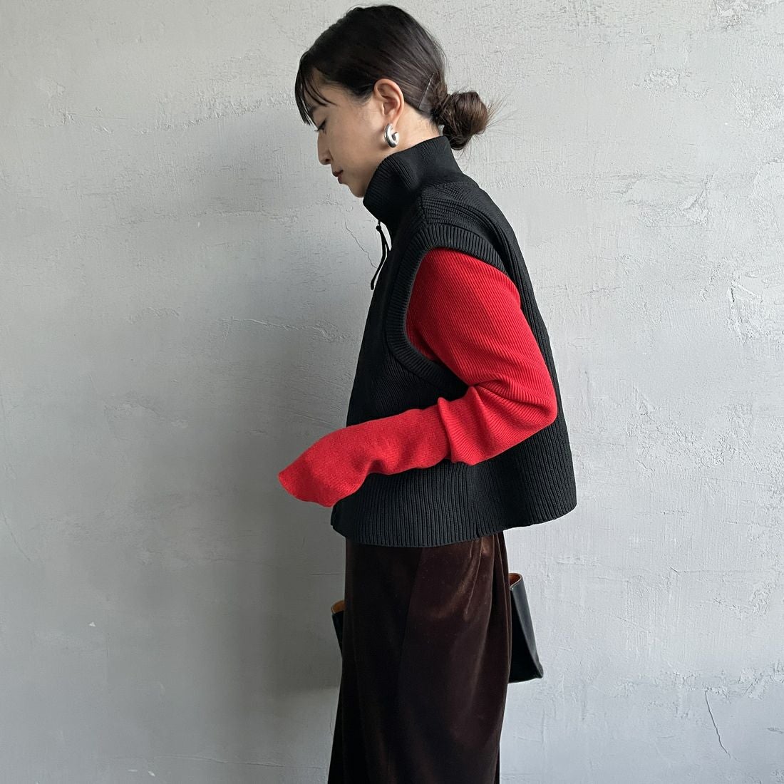 Maison de L'allure [メゾン ドゥ ラリュール] ドライバーズニットベスト [M24131020] 09 BLACK &&モデル身長：150cm 着用サイズ：F&&