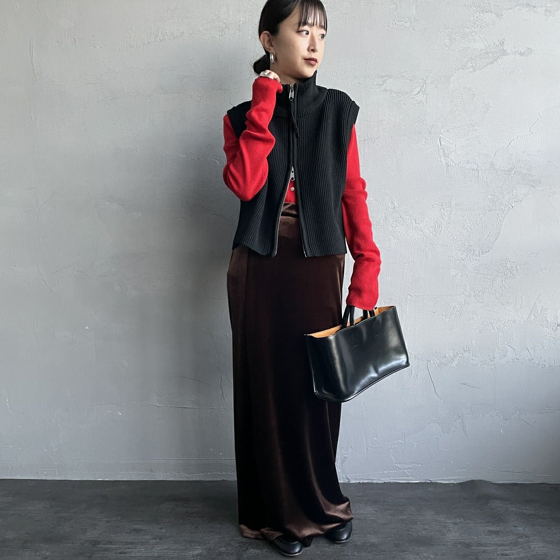 Maison de L'allure [メゾン ドゥ ラリュール] ドライバーズニットベスト [M24131020] 09 BLACK &&モデル身長：150cm 着用サイズ：F&&